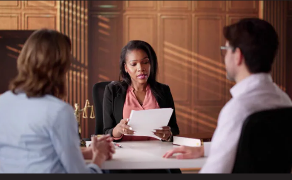 변호사 사무실에서 이혼 합의서를 검토하는 부부 이미지