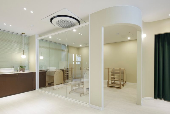 필라테스 헬스장 내부 전경과 운동 기구가 보이는 깔끔한 실내 모습