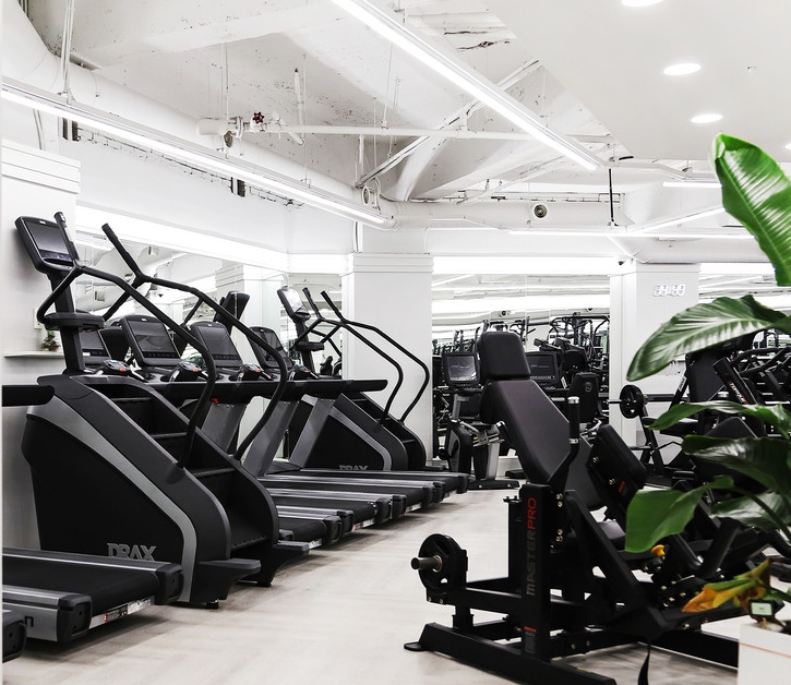 헬스장 인수 비용과 체크리스트를 검토하는 예비 운영자