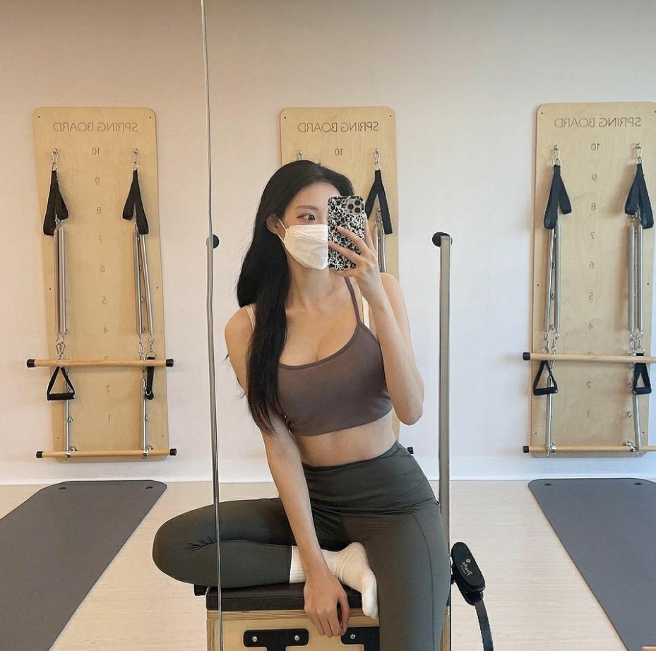 필라테스 스튜디오에서 수업을 준비하는 필라테스 강사