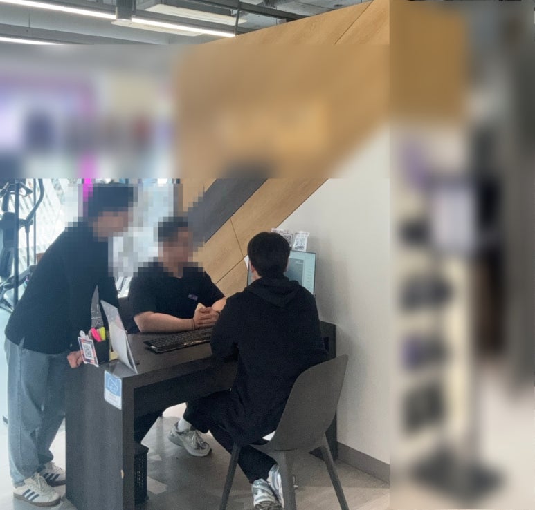 헬스장 인수 전 시설과 회원 현황을 점검하는 모습