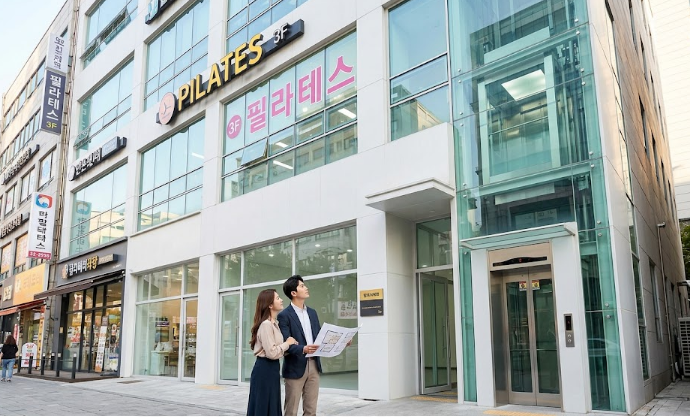 엘리베이터가 있는 상가 건물과 입점 가능한 공간